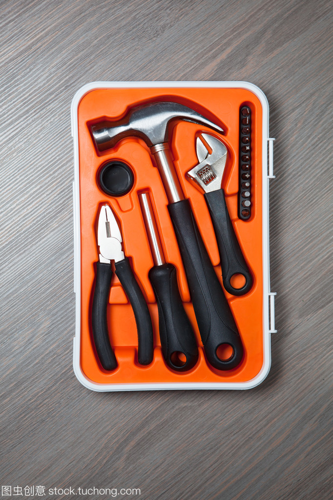 橙色工具盒与木制背景 五金工具的完美伙伴